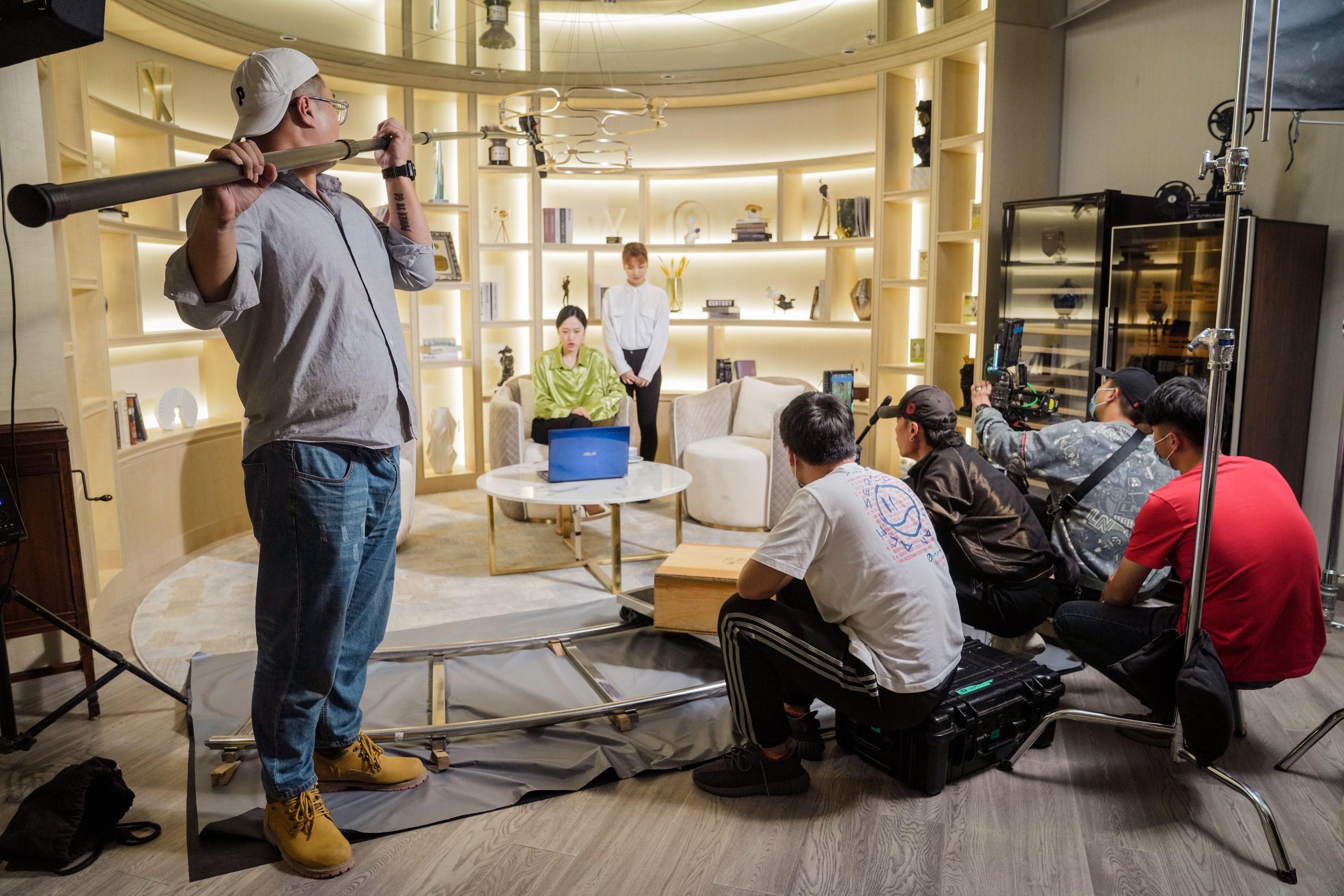 剧组在深圳新桥影视基地拍戏.jpg