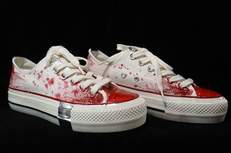 桌子上的鞋 中度可信度描述已自动生成