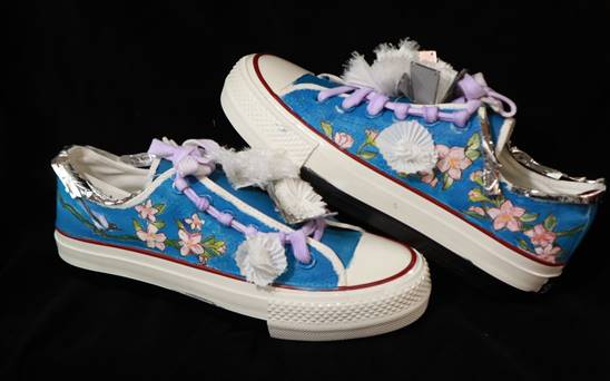 蓝色的玩具 中度可信度描述已自动生成