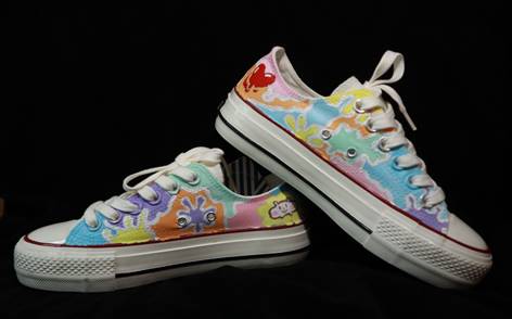 桌子上的鞋子 描述已自动生成