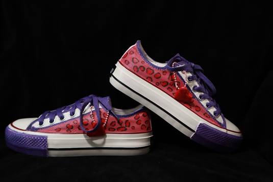 鞋子的特写 描述已自动生成