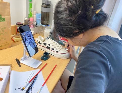 电脑的人 低可信度描述已自动生成